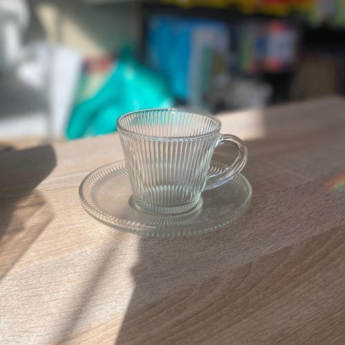 كوب زجاج مع صحن