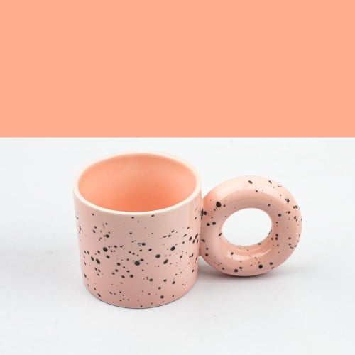 كوب منقط بمسكة مميزة لون وردي