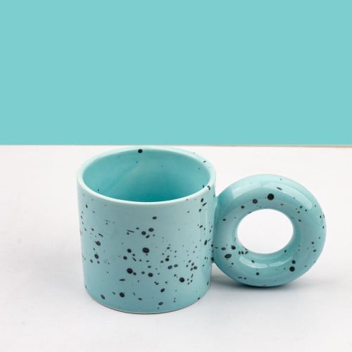 كوب منقط بمسكة مميزة لون ازرق