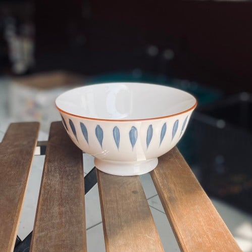 صحن عميق بلون ابيض وازرق