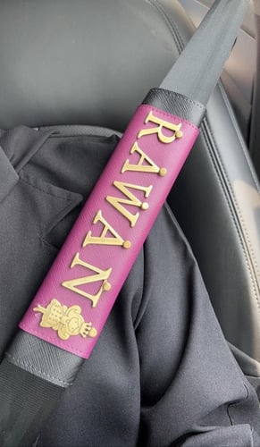 مسكة حزام أمان شامل الاسم والشعار الواحد