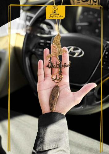 تعليقة سيارة عود مع رسمة الصقر