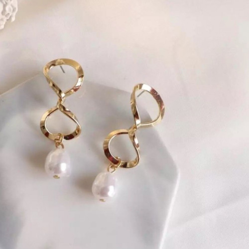 حلق مطلي ذهبي بتعليقة لولو