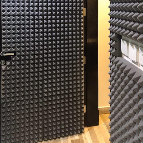 عازل صوت هرمي مخصص للابواب