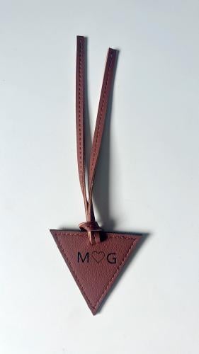 تعليقة مثلث بني