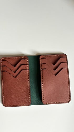 محفظة جلد زيتي