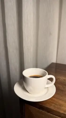 كوب قهوة مع الصحن على حسب الطلب