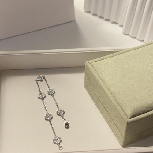 سوار فان كليف فضي ألامبرا خماسي الوردات مرصع