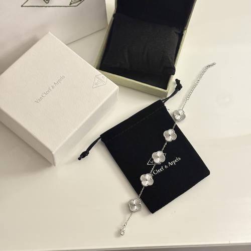 اسوارة فان كليف فضي انيق