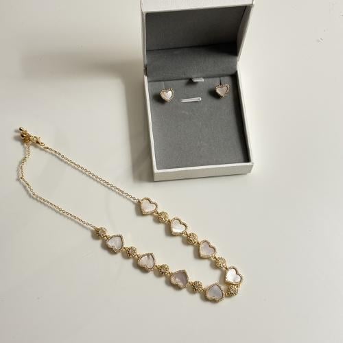 طقم القلوب ابيض