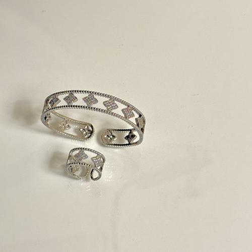 سوار وخاتم فان كليف فضي وردة مفرغة كريستال ملون