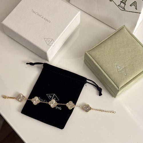 سوار فان كليف ذهبي ألامبرا 5 وردات صدف أبيض