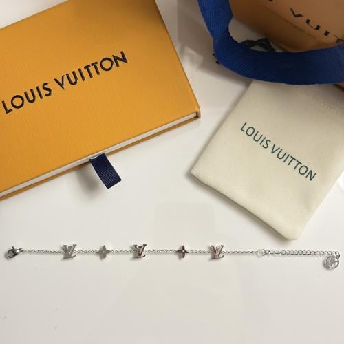 سوار لويس فيتون فضي بتعليقات شعار LV والوردة المتب...