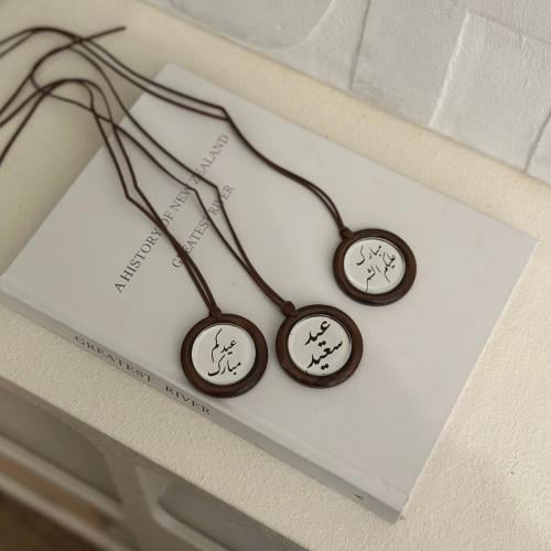 تعليقات بني غامق