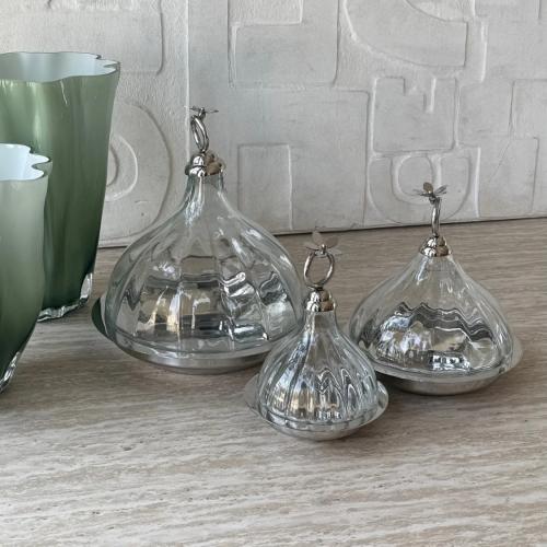 صحن تقديم فضي بغطاء زجاج