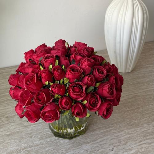 فازه مع ورد احمر