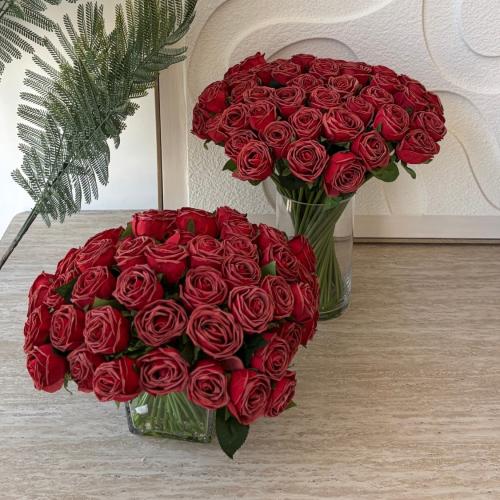 فازه مع ورد احمر