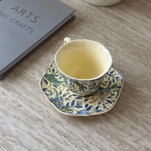 كوب مع الصحن