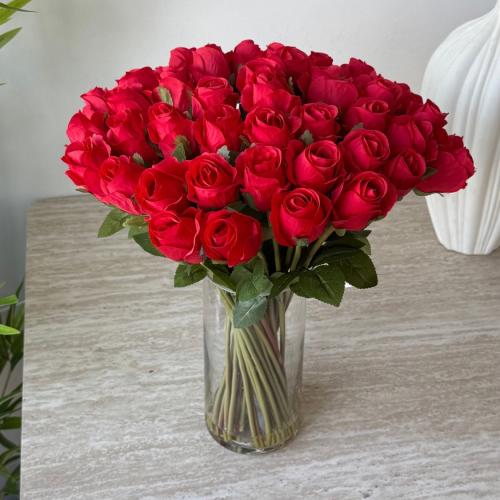 فازه مع ورد احمر