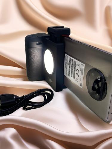 مقبض لاسلكي روعة للجوال لتصوير اللحظات بدقة عالية...