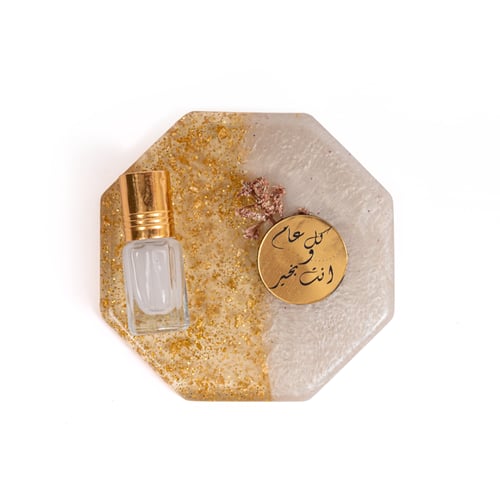 10 توزيعات ريزين مع مسك و عبارة مخصصة