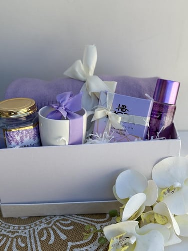 وليسَ في الأرض قمرًا كالذي في عينَاك