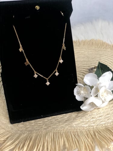 سلسال شوكر انيق ذو لمسات انيقه شبيه الذهب