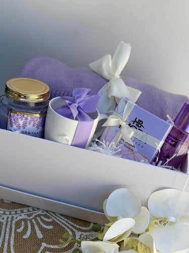 وليسَ في الأرض قمرًا كالذي في عينَاك