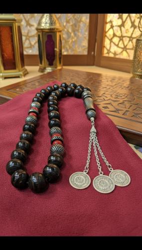 يسر حجازي مطعم بالفضة