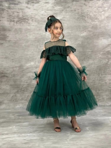 فستان أخضر مزين بالتول مع كشكشة على التنورة وأكمام...