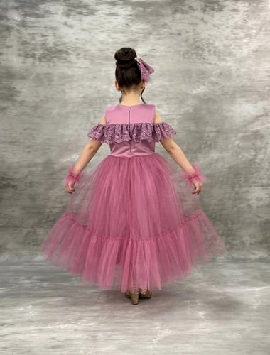 فستان زهري فاتح مزين بالتول مع كشكشة على التنورة و...