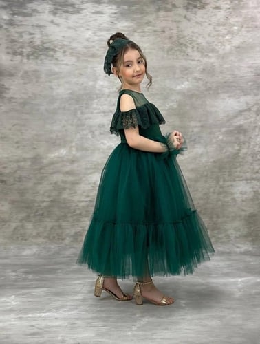 فستان أخضر مزين بالتول مع كشكشة على التنورة وأكمام...