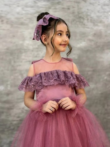 فستان زهري فاتح مزين بالتول مع كشكشة على التنورة و...