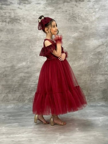 فستان قرمزي مزين بالتول مع كشكشة على التنورة وأكما...