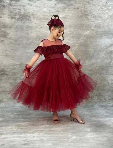 فستان قرمزي مزين بالتول مع كشكشة على التنورة وأكما...