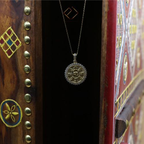 سلسال شعار التاسيس فضة مرصع بحبات الزركون الصافي
