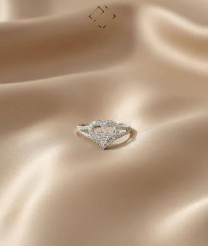 خاتم فضة منفذ على شكل قلب مرصع بحبات الزركون