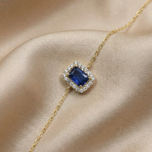 اسواره ذهب مرصعة بالالماس ينتصفها حجر زفير معالج