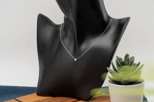 سلسال من الذهب الأبيض مجوفا بحبة ألماس