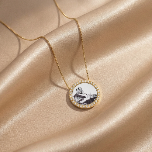 سلسال من الفضة، مطلي بالذهب الأصفر، ومرصعا بالزركو...