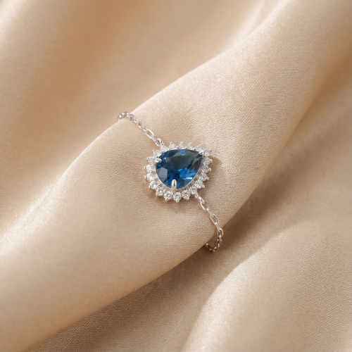 إسوارة من الذهب الأبيض عيار 18 ، مرصع بحبات من الأ...