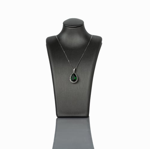 سلسال مرصع بحبات من الألماس ينتصفه حجر زمرد مصمما...