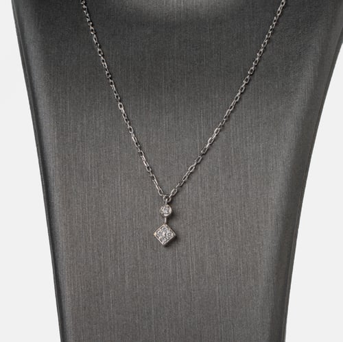 سلسال على شكل "معيّن"