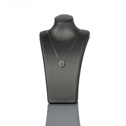 سلسال من الذهب الأبيض ينتصفه حجرا مرصعا بحبات الأل...