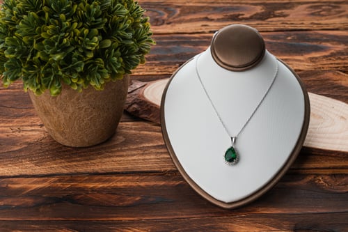 سلسال مرصع بحبات من الألماس ينتصفه حجر زمرد مصمما...