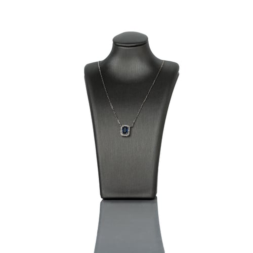 سلسال من الذهب الأبيض، مرصعا بحبات من الألماس ينتص...