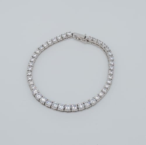 إسوارة فضة مرصعه بحبات زركون السويسري