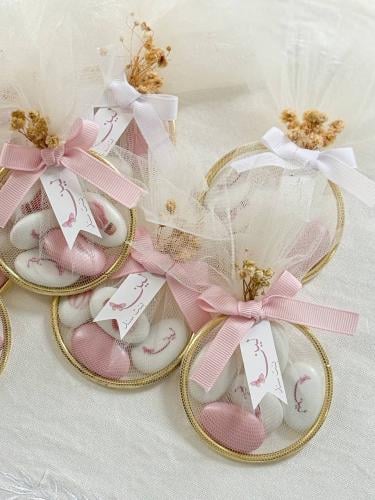 ملبس شوكولاتة مغلف بالتل