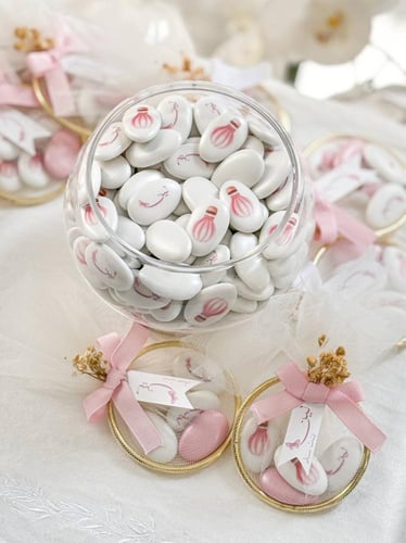 ملبس شوكولاتة مغلف بالتل