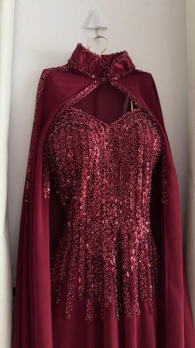 فستان سهرة قطعتين بتطريز ترتر فاخر مع كاب شيفون عو...